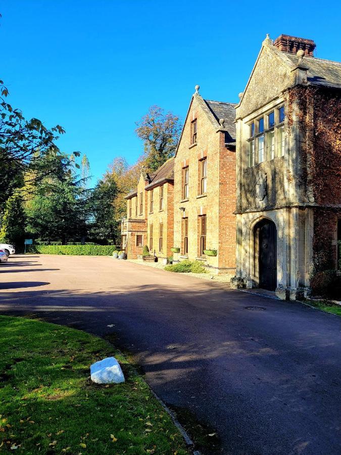 Летний дом Hatherley Manor & *
