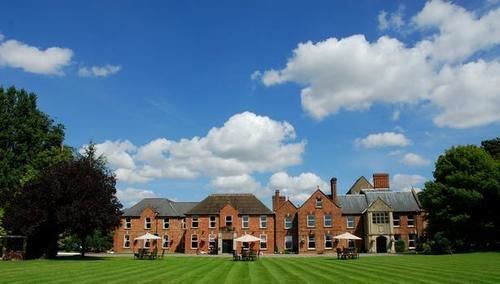 Летний дом Hatherley Manor & *